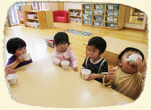 子どもたちが飲む様子